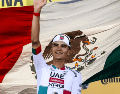 Dentro de esta prestigiosa terna, el mexicano compite contra figuras como el esloveno Tadej Pogacar, actual número uno del mundo, el danés Jonas Vingegaard y el belga Remco Evenepoel. EFE/EPA/Y. Valat ESPECIAL/Canva