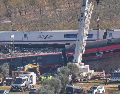 Una grúa trabaja este viernes 30 de octubre de 2026 en el lugar donde se encuentran los vagones de tren siniestrados tras una colisión entre dos trenes en Urda, España. AP/B. Armangue