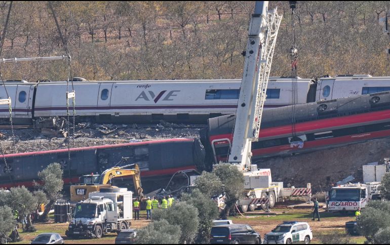 Una grúa trabaja este viernes 30 de octubre de 2026 en el lugar donde se encuentran los vagones de tren siniestrados tras una colisión entre dos trenes en Urda, España. AP/B. Armangue