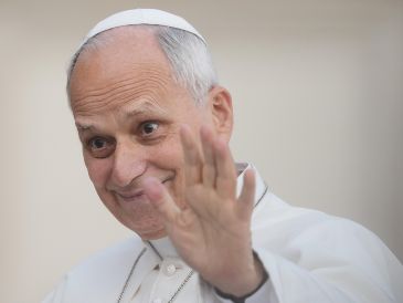 El papa León XIV saluda mientras llega a su audiencia general semanal en la Plaza de San Pedro, en el Vaticano, el pasado miércoles 28 de octubre de 2026. AP/G. Borgia