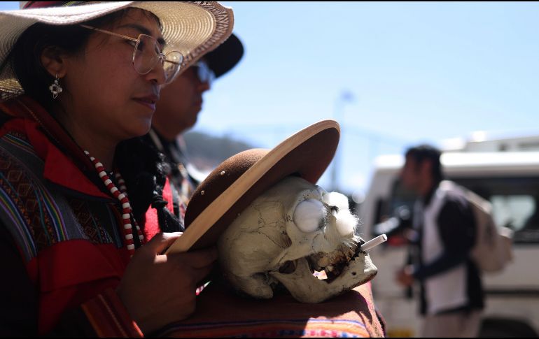 El culto a las 'ñatitas', llamadas así porque no tienen nariz, reúne cada 8 de noviembre a decenas de personas. EFE / L. Gandarillas