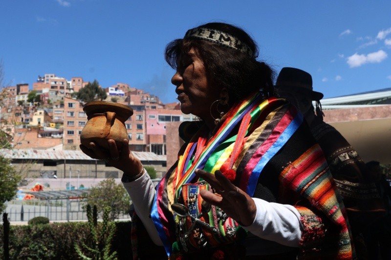  Un grupo de amautas o sabios aimaras desfilaron con ñatitas que fueron colocadas en un altar abierto al público. EFE / &nbsp;L. Gandarillas