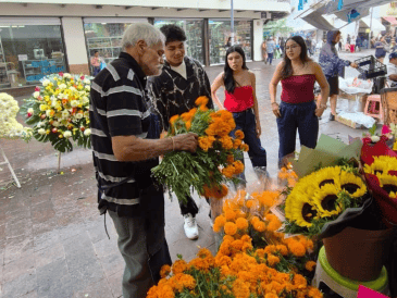 Los vendedores explicaron que el domingo la mayor parte de la venta se hace en los panteones municipales. EL INFORMADOR / J. VELAZCO
