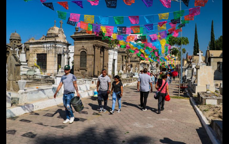 Cada año, miles de personas acuden a los diversos cementerios de Jalisco para visitar a sus seres queridos por el Día de Muertos. EL INFORMADOR/ARCHIVO