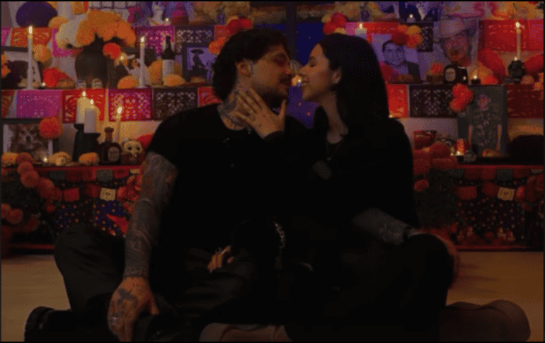 Ángela Aguilar y Christian Nodal posan frente a su tradicional altar de Día de Muertos, en una imagen que dividió opiniones en las redes sociales. INSTGRAM/@angela_aguilar_