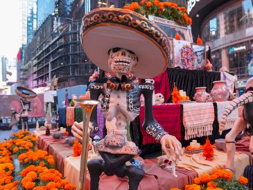 Los altares y Catrinas fueron organizados por un grupo de inmigrantes mexicanos pero todo lo que se muestra fue enviado desde México por los estados participantes, según su tradición para los altares. EFE/A. Colmenares