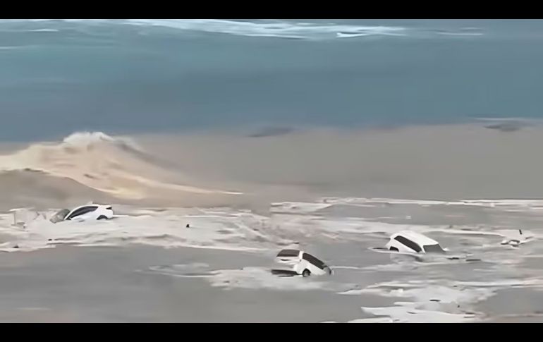 Uno de los puntos de mayor riesgo se localiza en el arroyo Costa Azul, en San José del Cabo, donde la fuerza del agua arrastró vehículos hacia el mar. REDES SOCIALES