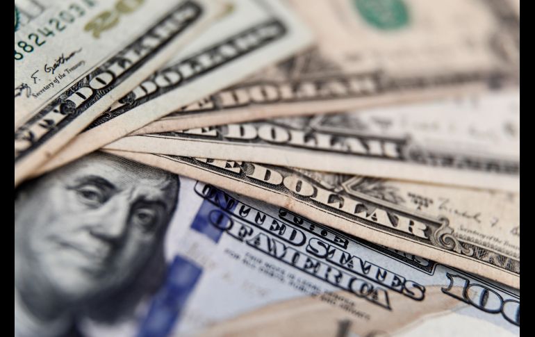 La moneda mexicana terminó en 18.8 unidades por dólar frente a las 18.08 del cierre de septiembre según Banxico. EFE/ARCHIVO