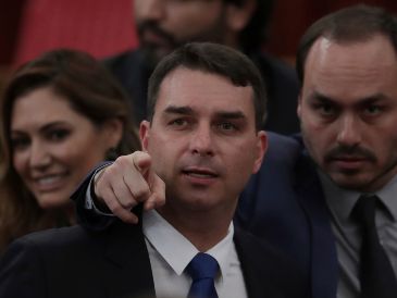 Flavio Bolsonaro, en el centro, y Carlos Bolsonaro, hijos del expresidente de Brasil Jair Bolsonaro, asisten a una ceremonia en el Supremo Tribunal Electoral de Brasilia, Brasil. AP/ARCHIVO