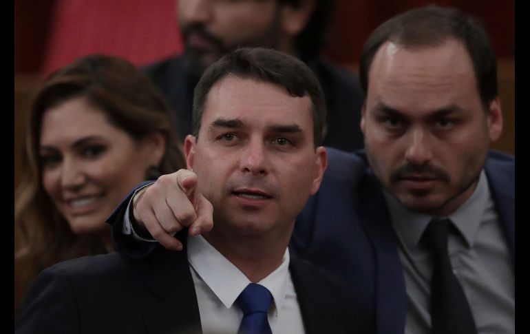 Flavio Bolsonaro, en el centro, y Carlos Bolsonaro, hijos del expresidente de Brasil Jair Bolsonaro, asisten a una ceremonia en el Supremo Tribunal Electoral de Brasilia, Brasil. AP/ARCHIVO
