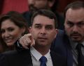 Flavio Bolsonaro, en el centro, y Carlos Bolsonaro, hijos del expresidente de Brasil Jair Bolsonaro, asisten a una ceremonia en el Supremo Tribunal Electoral de Brasilia, Brasil. AP/ARCHIVO