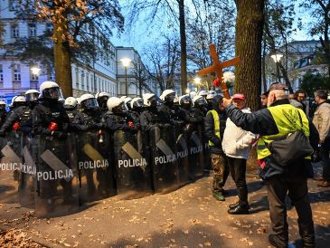 Agentes de policía resguardan el Tribunal Constitucional de Polonia ante las protestas afuera del recinto. EFE/R. Pietruszka