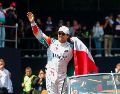 Checo Pérez tendría ingresos potenciales superiores a los 33 MDD por año, una cifra que lo coloca entre los seis pilotos mejor pagados de la máxima categoría del automovilismo. EFE / I. Esquivel