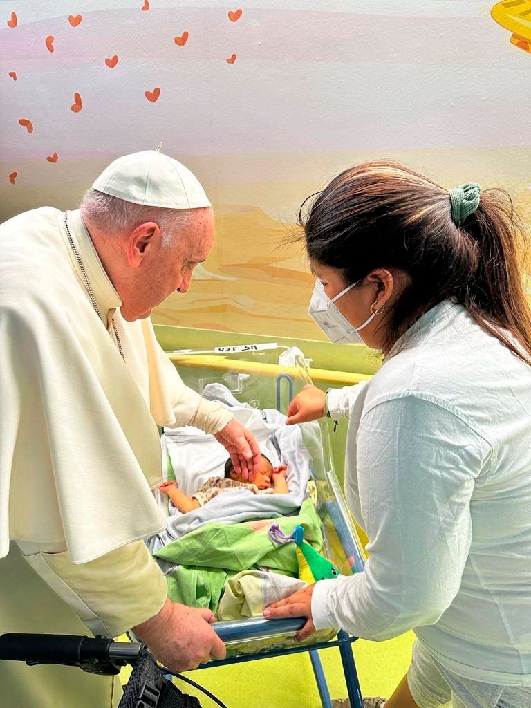 La familia del pequeño Miguel Ángel, un bebé que el Papa bautizó en una hospitalización previa, le deseó una pronta recuperación. AP/ARCHIVO