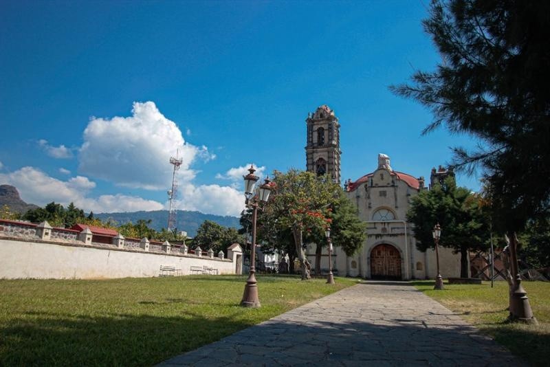 Uno de los atractivos de este pueblo es la visita al panteón local, donde los habitantes llevan ofrendas a sus difuntos. ESPECIAL/Secretaria de Cultura y Turismo