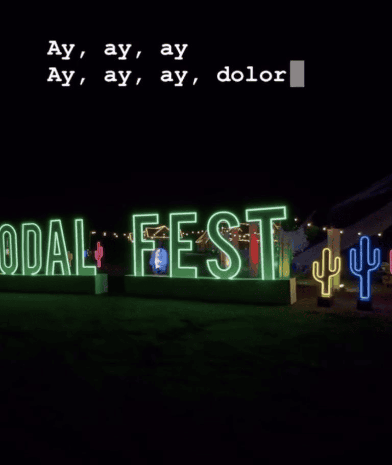 Letrero utilizado en la fiesta de Christian Nodal. INSTAGRAM / @nodangela_&nbsp;