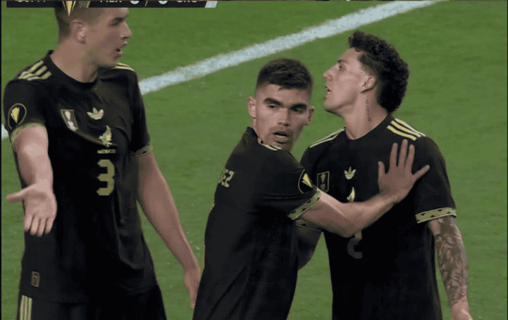 Imágenes del breve encontronazo entre Jorge Sánchez y César Montes en el partido de ayer entre México y Costa Rica. X / @ESPNmx