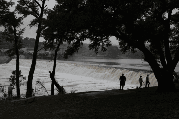 Los equipos de búsqueda y rescate continúan trabajando sin descanso tras las inundaciones. EFE/DUSTIN SAFRANEK 