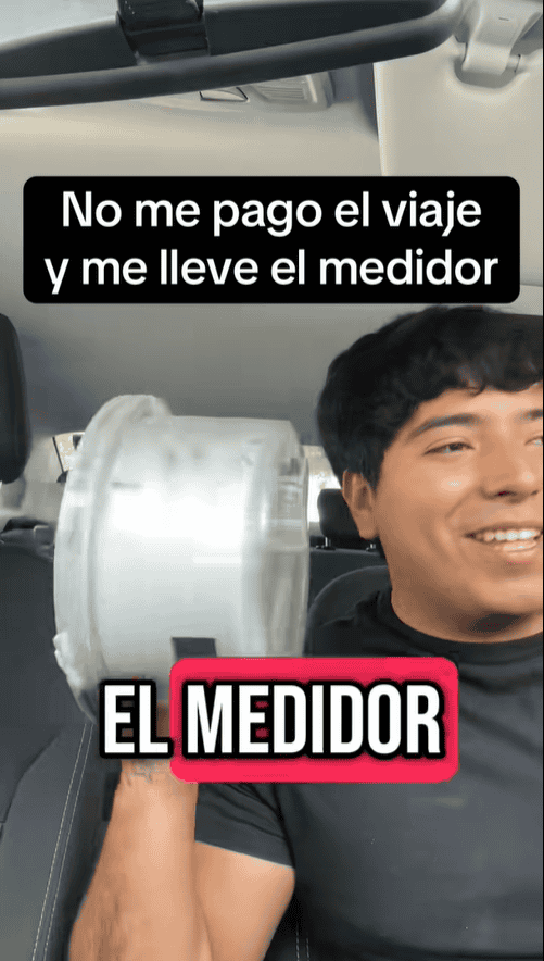  Captura del video viral donde el chofer supuestamente roba un medidor de luz. TikTok / arielcomoeljabon0