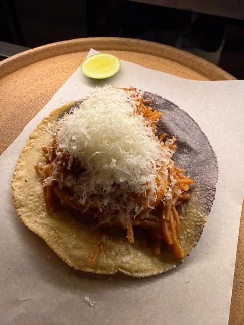 &nbsp;Taco de fideo seco con camarón / Foto: Cortesía